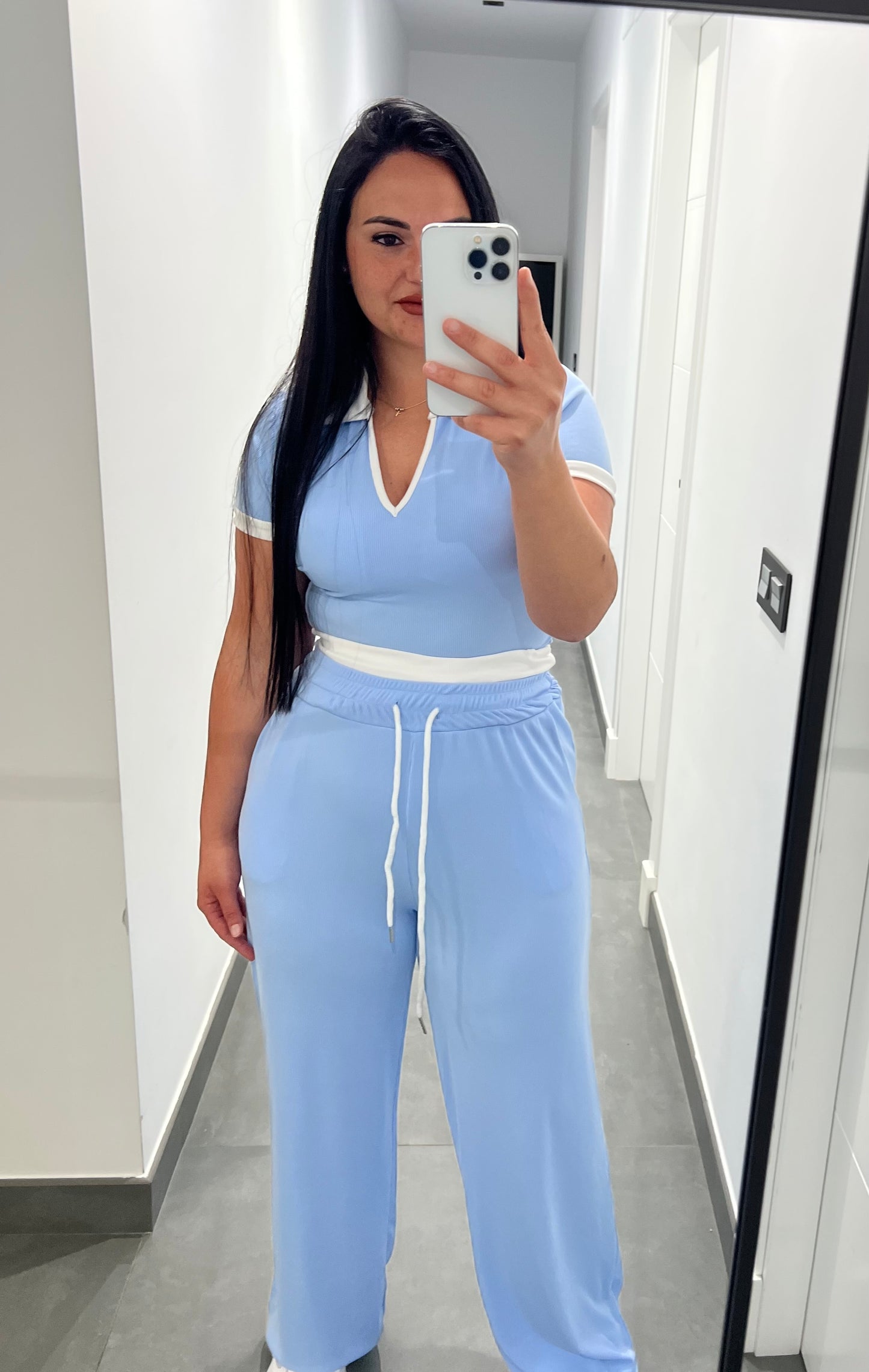 Conjunto Bicolor Mujer – Camiseta Escote V y Pantalón Pierna Ancha