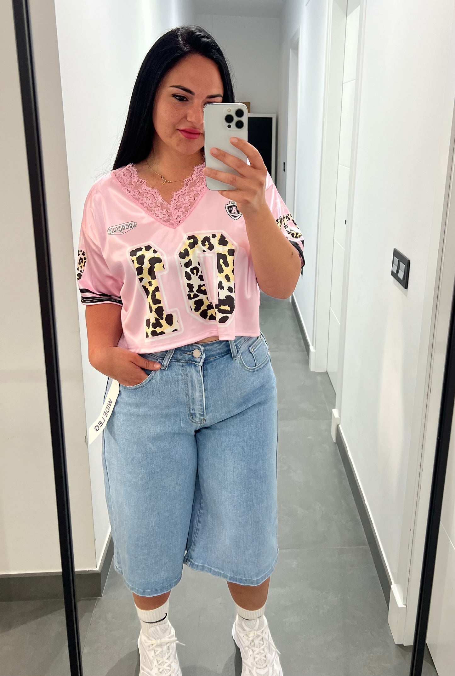 Camiseta Legendary Satinada con Escote en V y Encaje