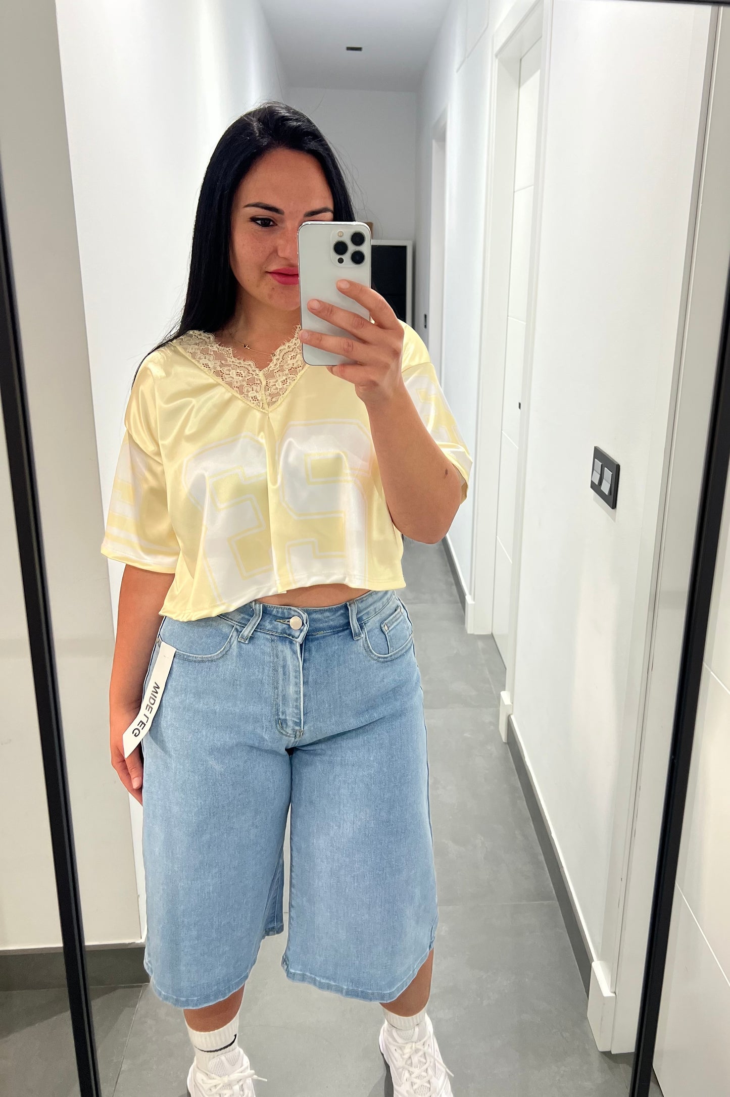 Camiseta Legendary Satinada con Escote en V y Encaje