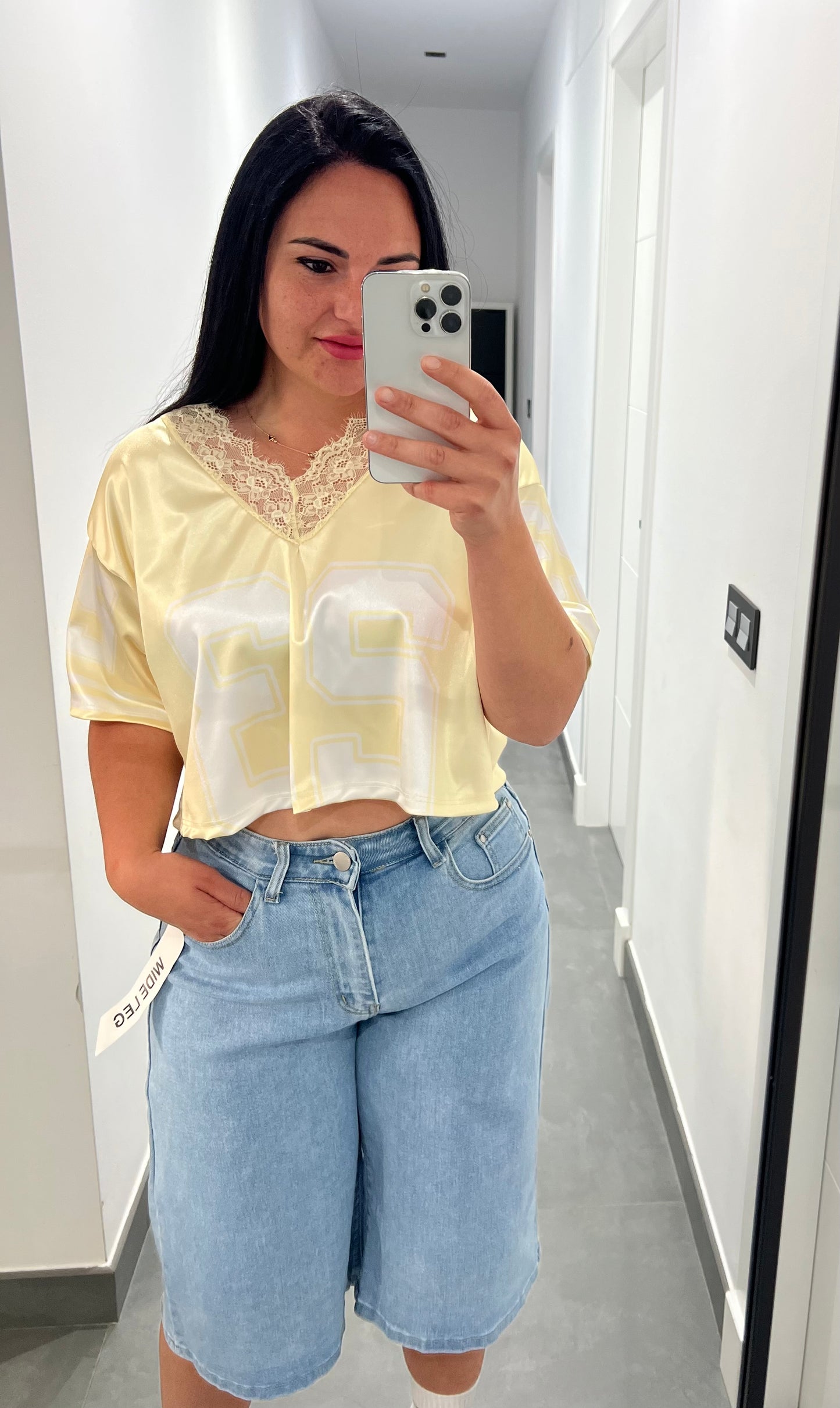 Camiseta Legendary Satinada con Escote en V y Encaje