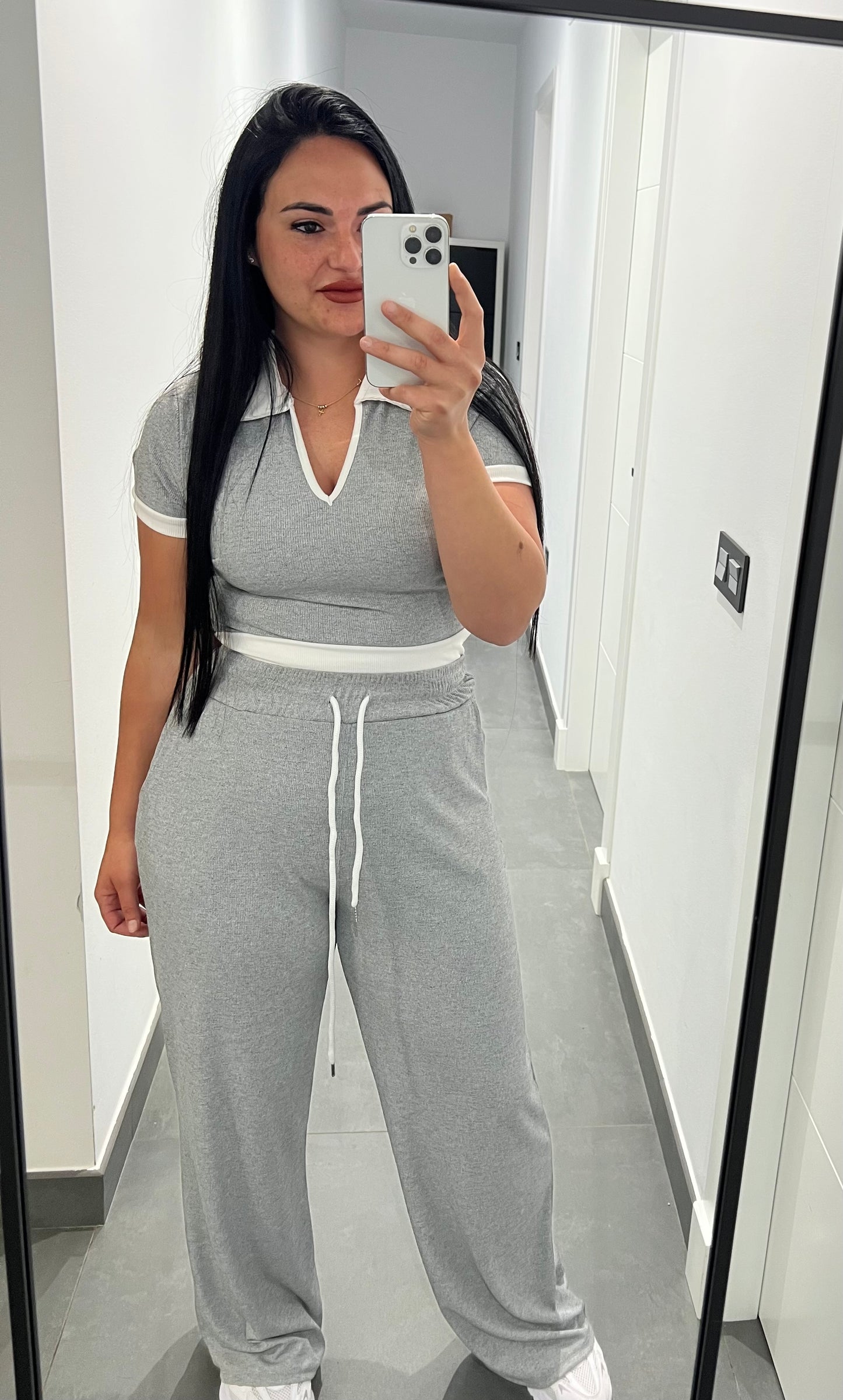 Conjunto Bicolor Mujer – Camiseta Escote V y Pantalón Pierna Ancha