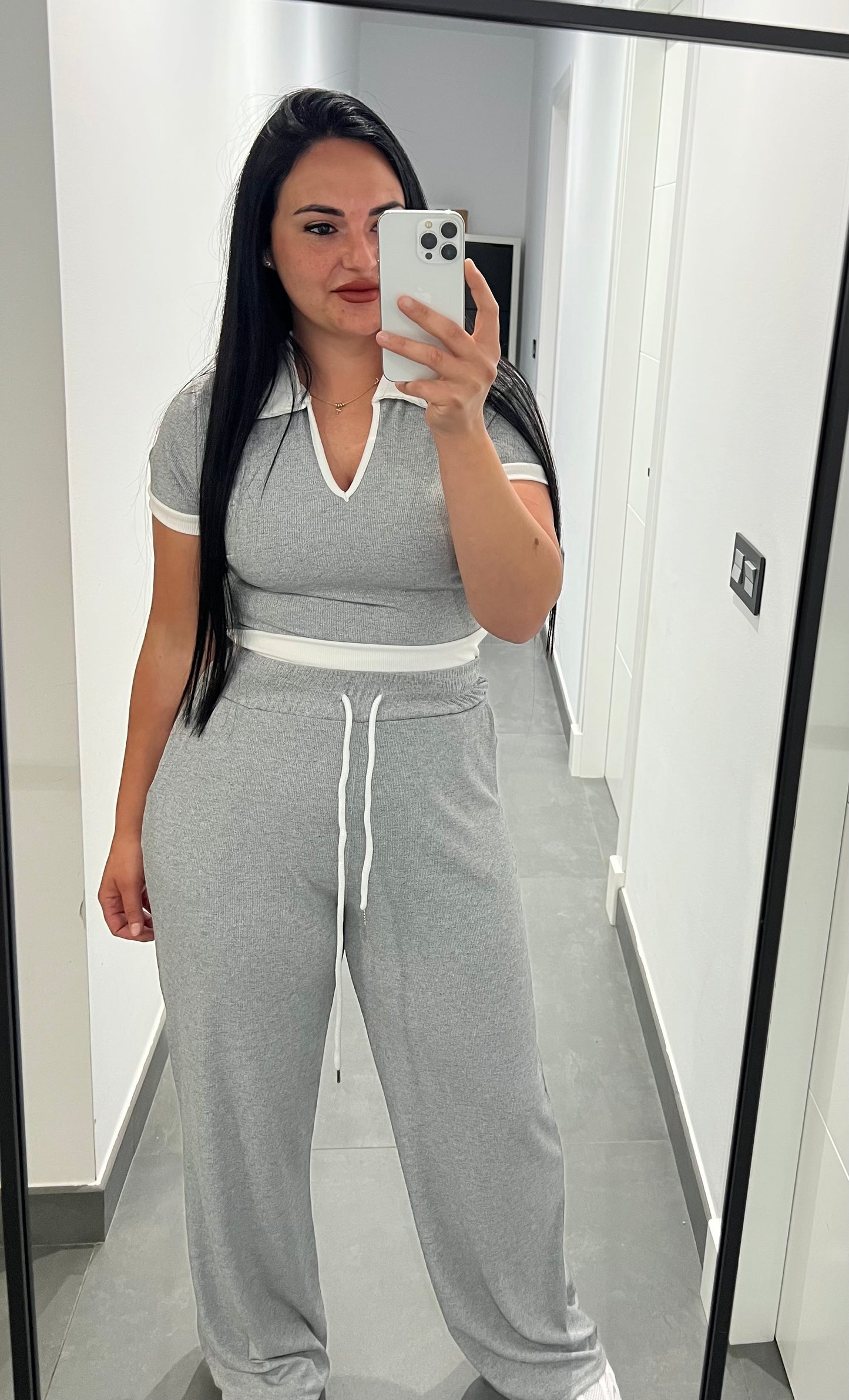 Conjunto Bicolor Mujer – Camiseta Escote V y Pantalón Pierna Ancha