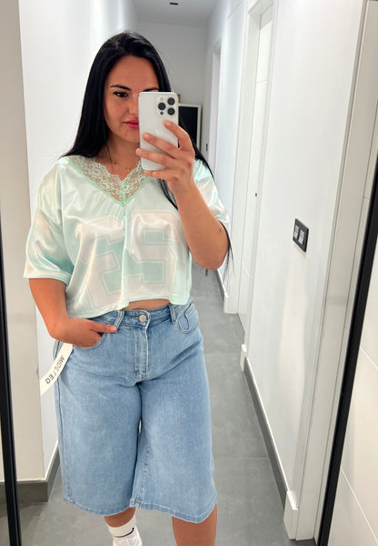 Camiseta Legendary Satinada con Escote en V y Encaje