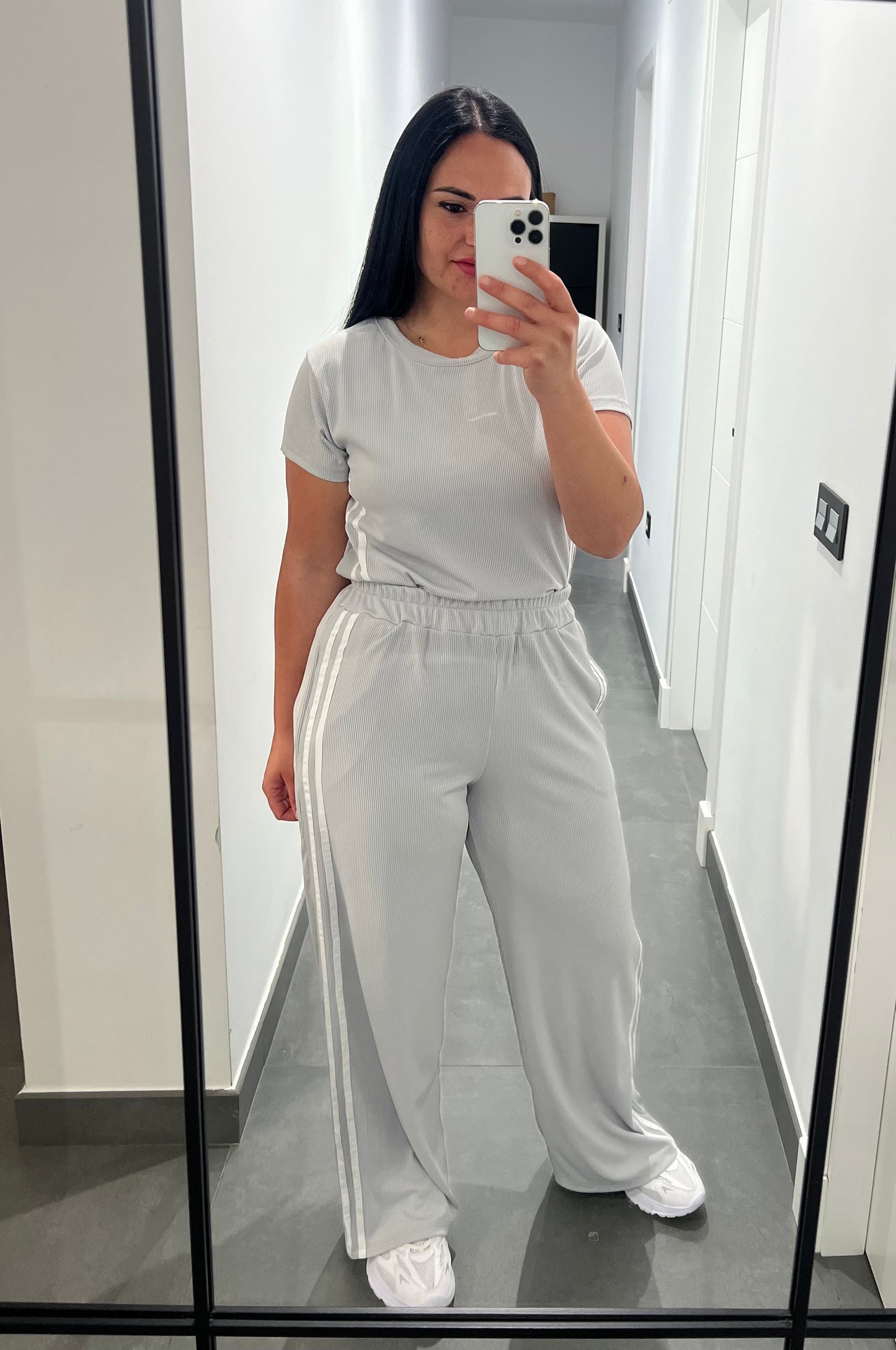 Conjunto Línea Mujer Camiseta y Pantalón Wide Leg con Rayas Laterales