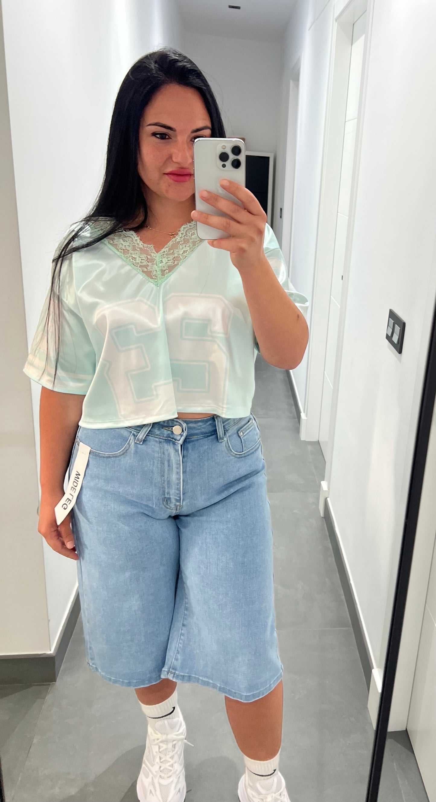 Camiseta Legendary Satinada con Escote en V y Encaje