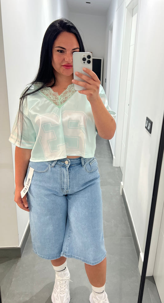 Camiseta Legendary Satinada con Escote en V y Encaje